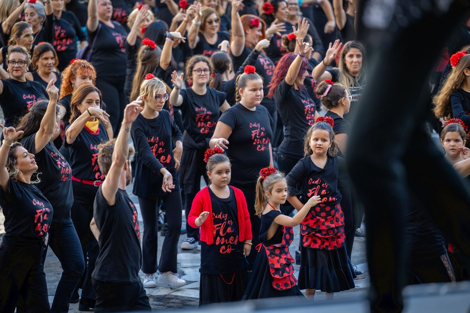 Imágenes del 'flashmob' por el Día del Flamenco en Cádiz