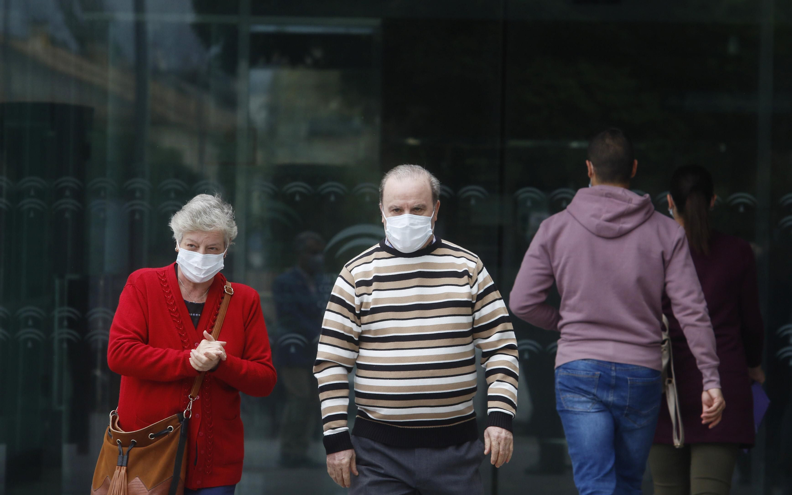 Dos personas salen de un centro de salud de Córdoba. Dos personas salen de un centro de salud de Córdoba.