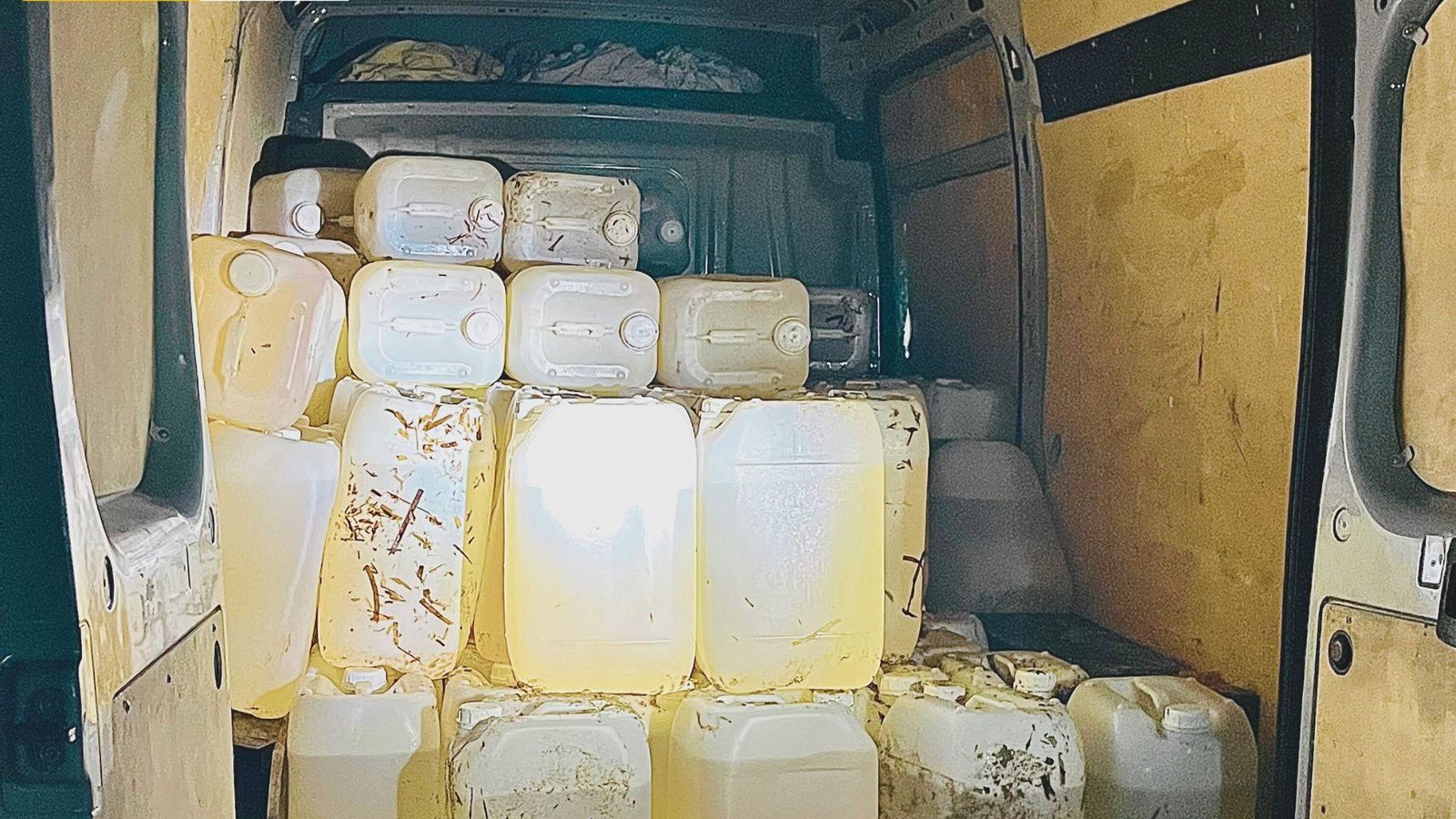 Garrafas intervenidas en Rodalquilar.