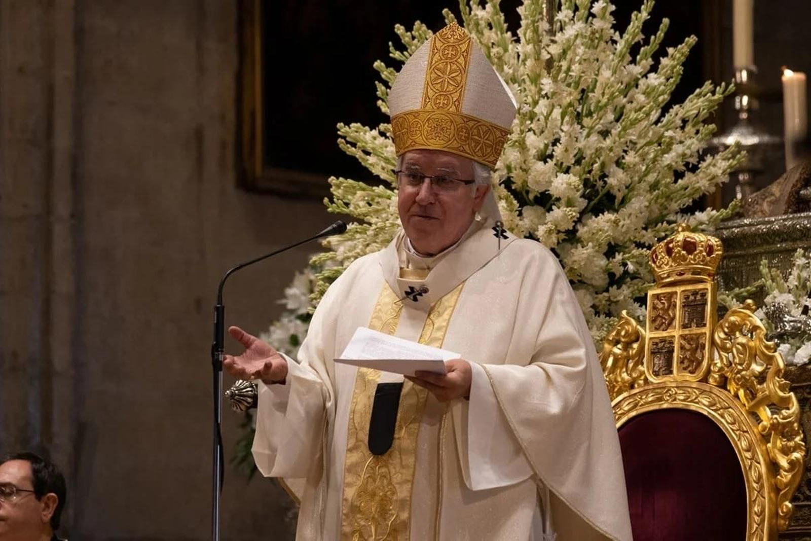 El arzobispo de Sevilla, monseñor Saiz, ante la silla que constituye la sede episcopal.