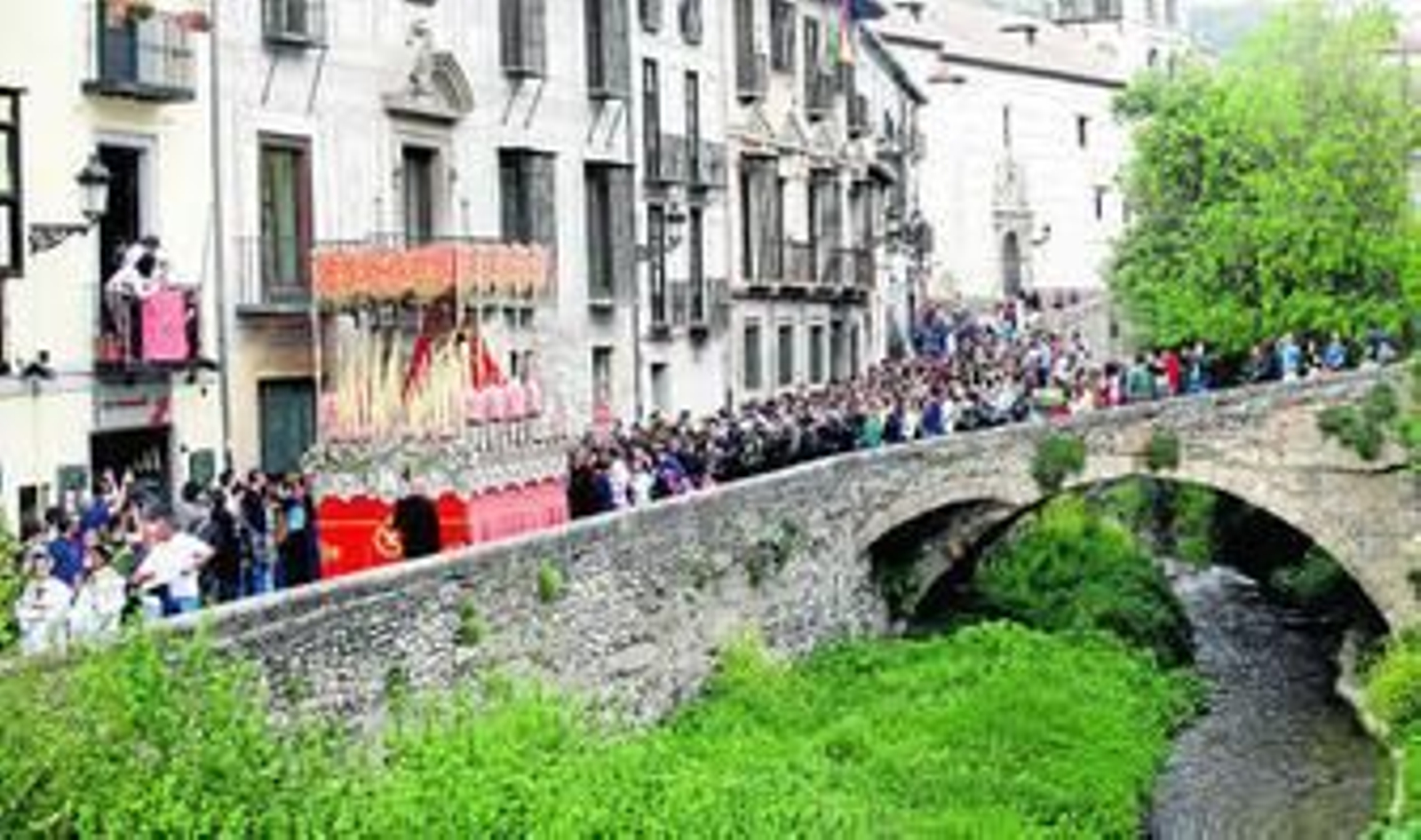 El palio de los Dolores, en su paso por la turística Carrera del Darro.