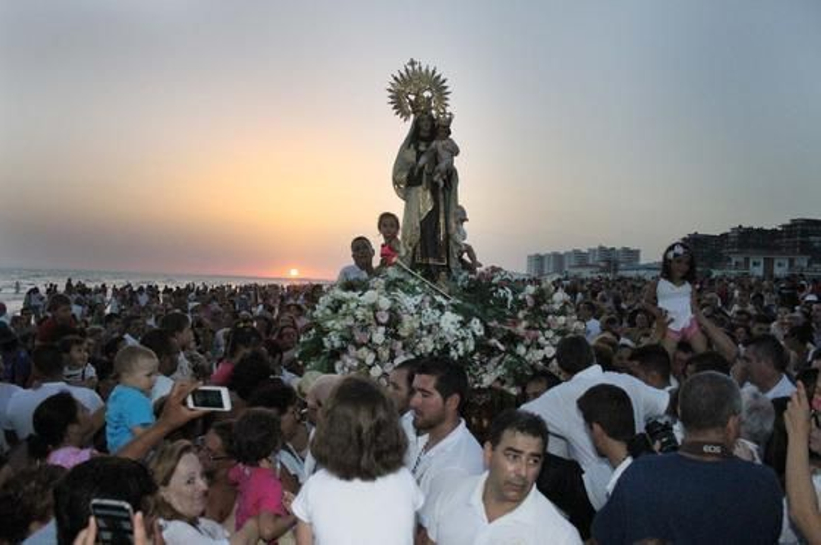 Cientos de personas acompañaron a la procesión marítima

Foto: EFE