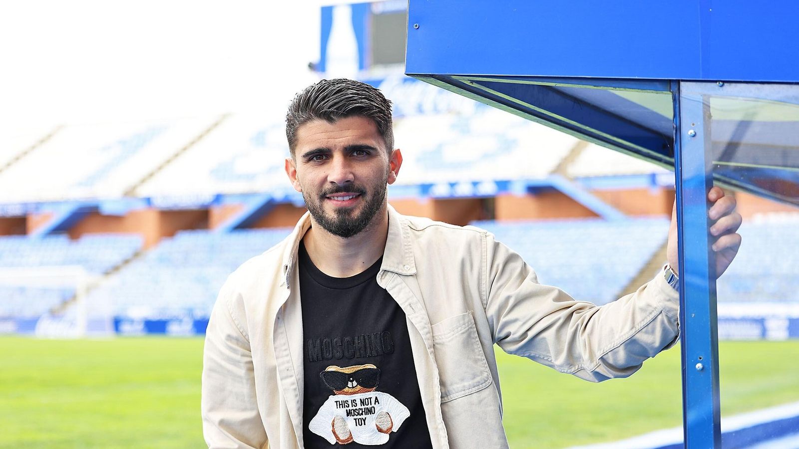 Manu Galán, apoyado en un banquillo del Nuevo Colombino.