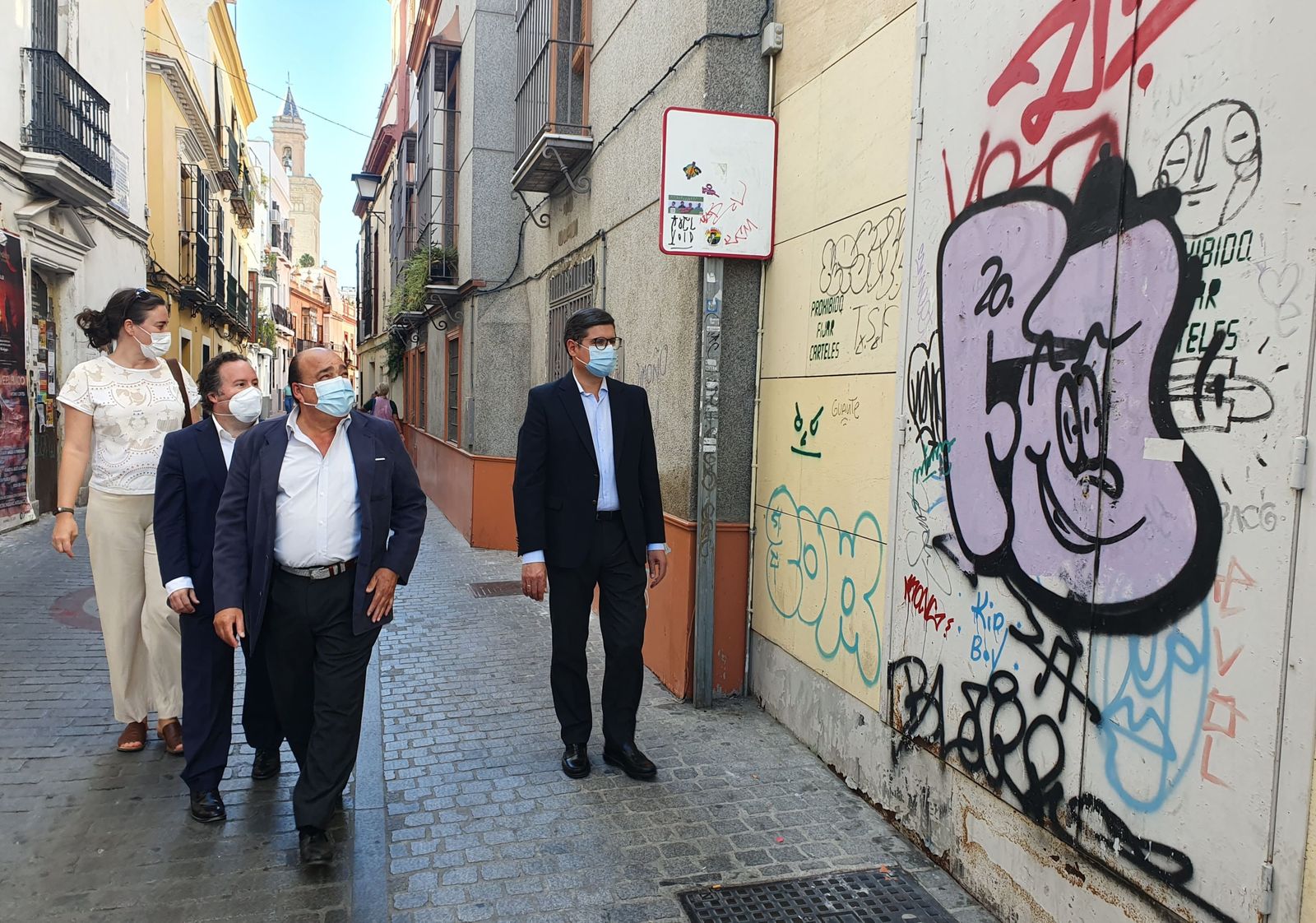 Pimentel observa una pintada en un edificio del casco antiguo.