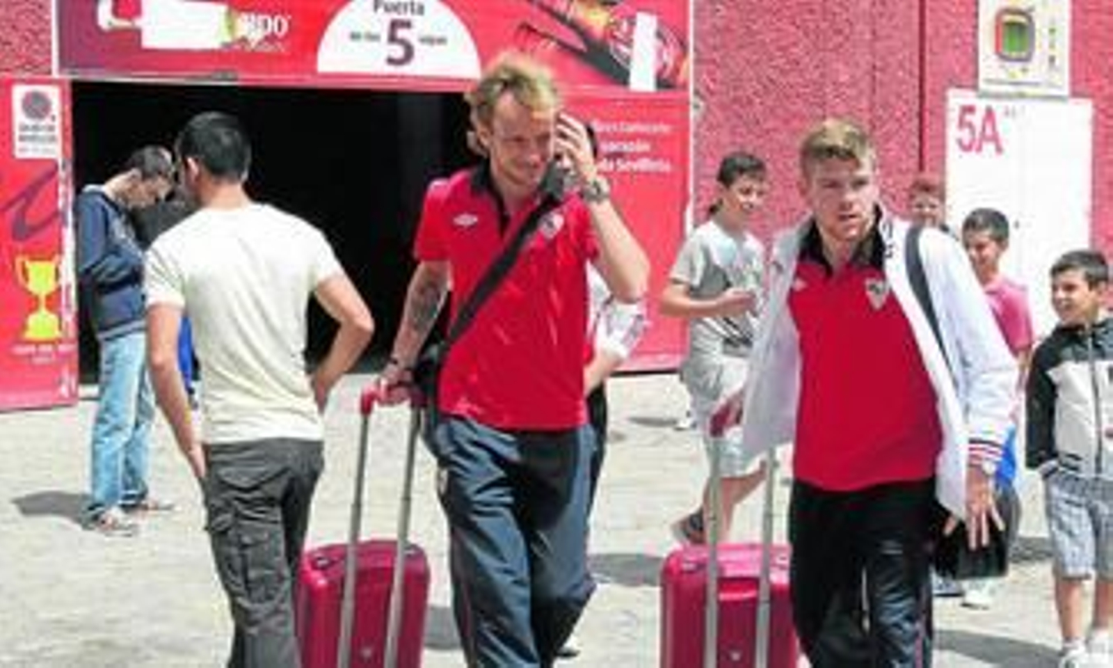 Rakitic y Alberto Moreno, ayer saliendo del estadio para emprender viaje hasta tierras vallisoletanas.