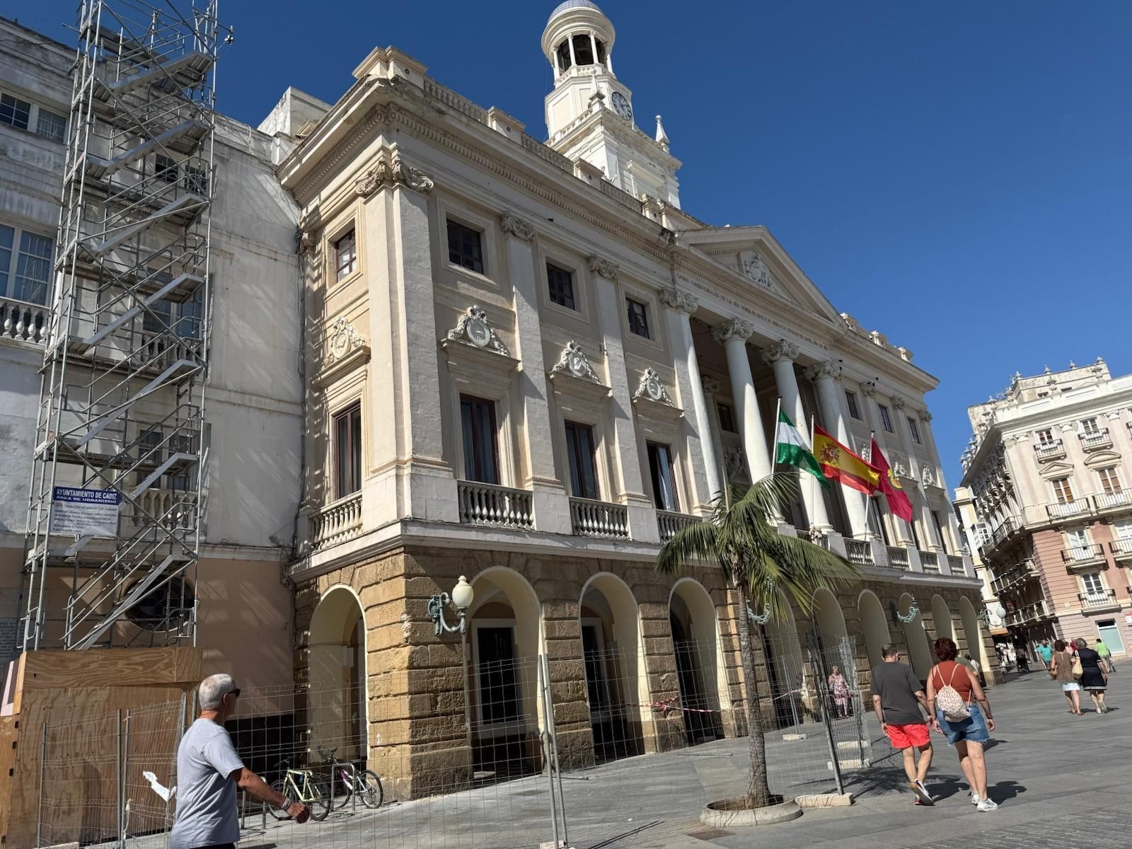 El Ayuntamiento de Cádiz, vallado por desprendimientos
