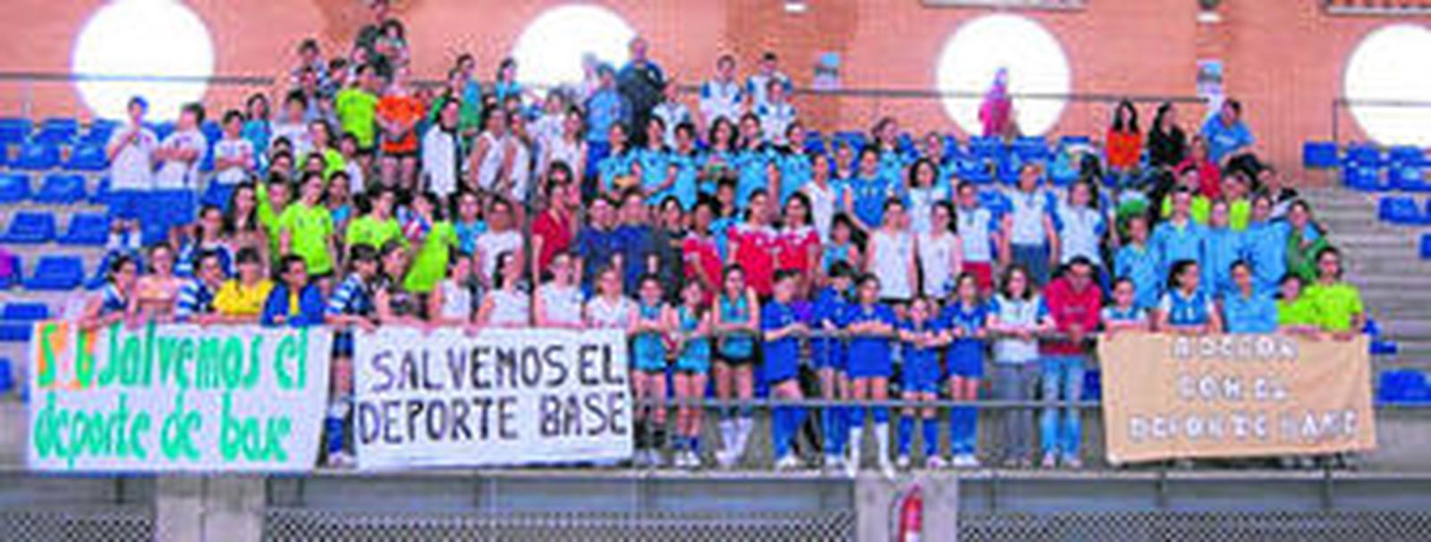 Las participantes en el reciente torneo organizado por el Adecor posan con pancartas de apoyo a la plataforma SDB.