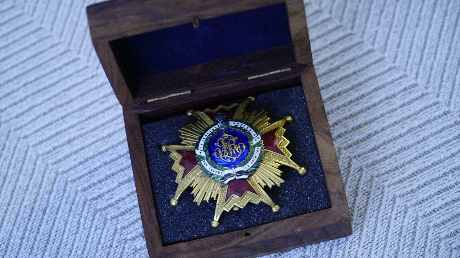 Medalla de Isabel la Católica concedida a Otto Engelhardt.