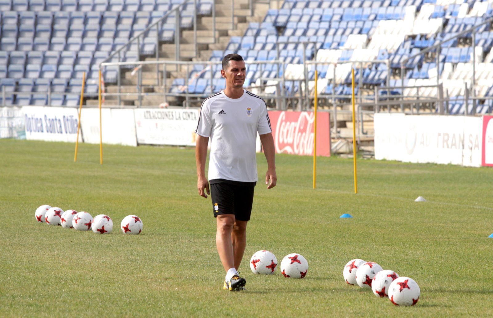 1. Javier Casquero observa a sus jugadores durante el primer entrenamiento del Recre. 2. Los futbolistas alternaron el trabajo físico con ejercicios con el balón. 3. Iván Aguilar y Rubén Mesa pugnan por el balón durante el entrenamiento de ayer 4. Cuatro de los cinco nuevos fichajes que ha realizado el Recre: Casado, Diego Jiménez, Sergio González y Jónathan Vila, tras la sesión de trabajo.
