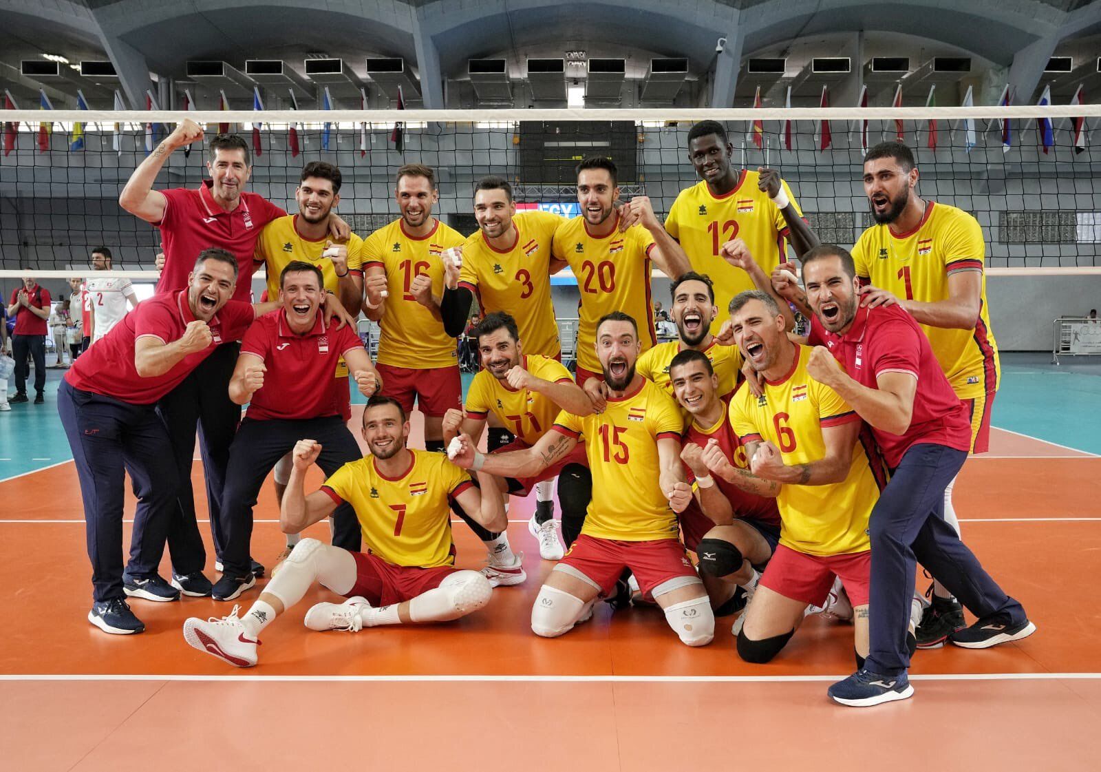 El plantel español tras derrotar a Egipto en cuartos. Los almerienses Soriano, Carmona e Iribarne, entre ellos