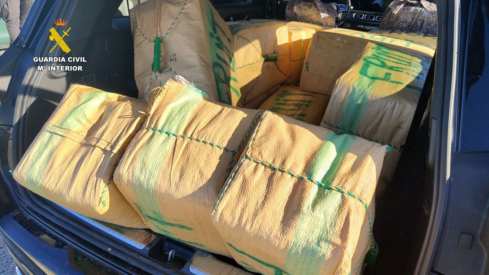 La Guardia Civil intercepta un coche de alta gama con 800 kilos de hachís en la A-49 en Huelva