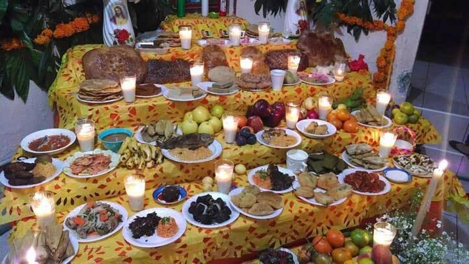 Platillos mexicanos dispuestos en un tradicional altar para los muertos.