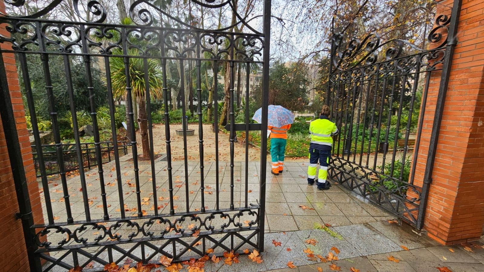 Trabajadores en el parque María Cristina durante las últimas lluvias. Trabajadores en el parque María Cristina durante las últimas lluvias.