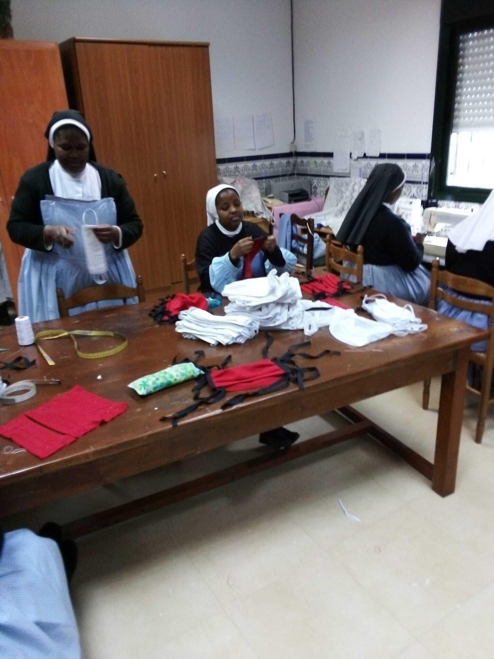 Las monjas del convento jerezano, en plena faena. Las monjas del convento jerezano, en plena faena.