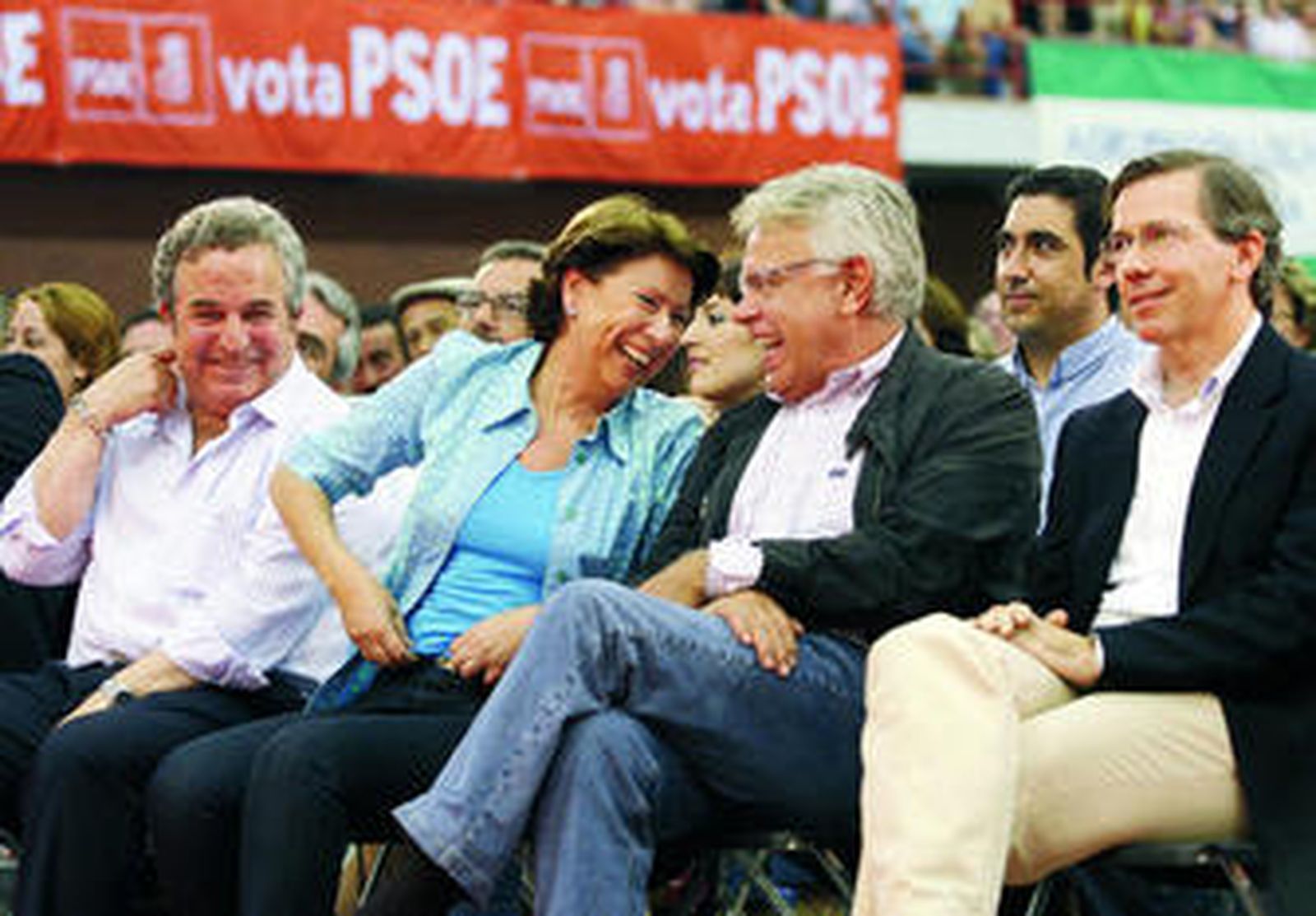 Pendón, Álvarez, González y León Gross, ayer, durante el mitin.