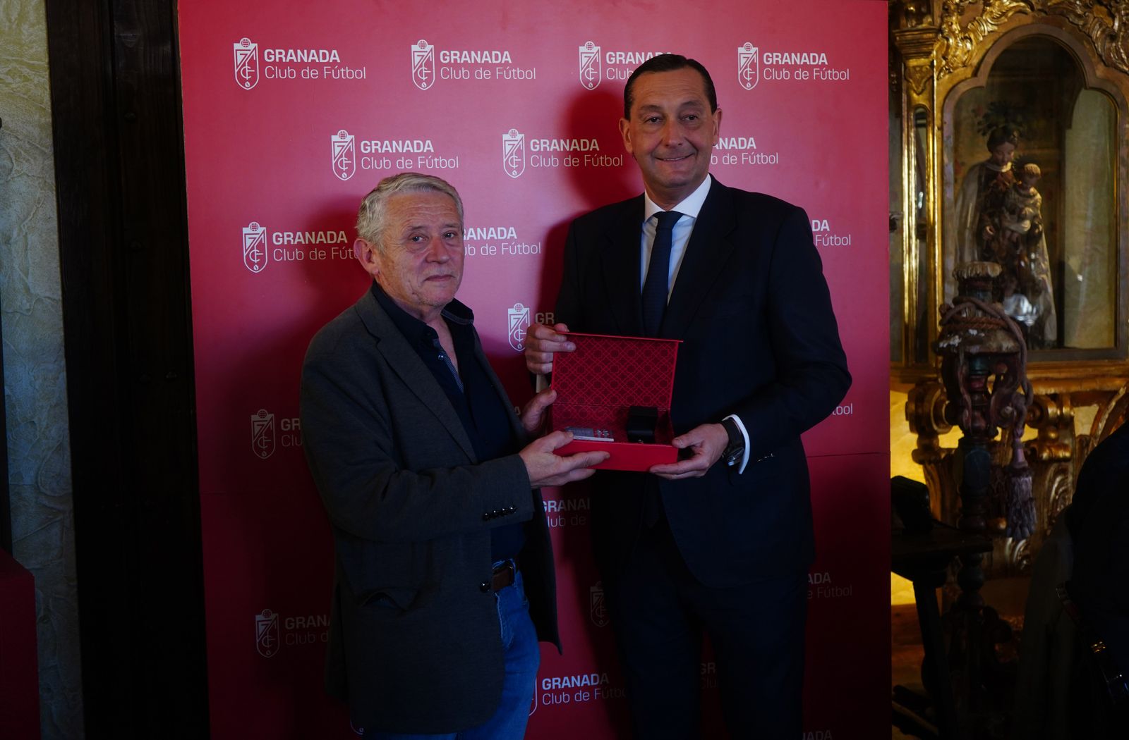 Las mejores imágenes del acto a los abonados del Granada CF con 25 y 50 años de antigüedad