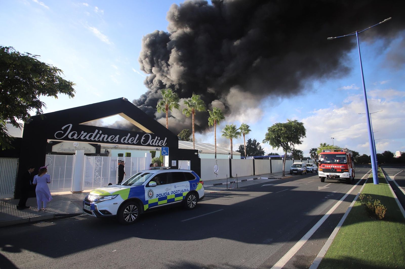 Imágenes del incendio en las instalaciones de Hierros España