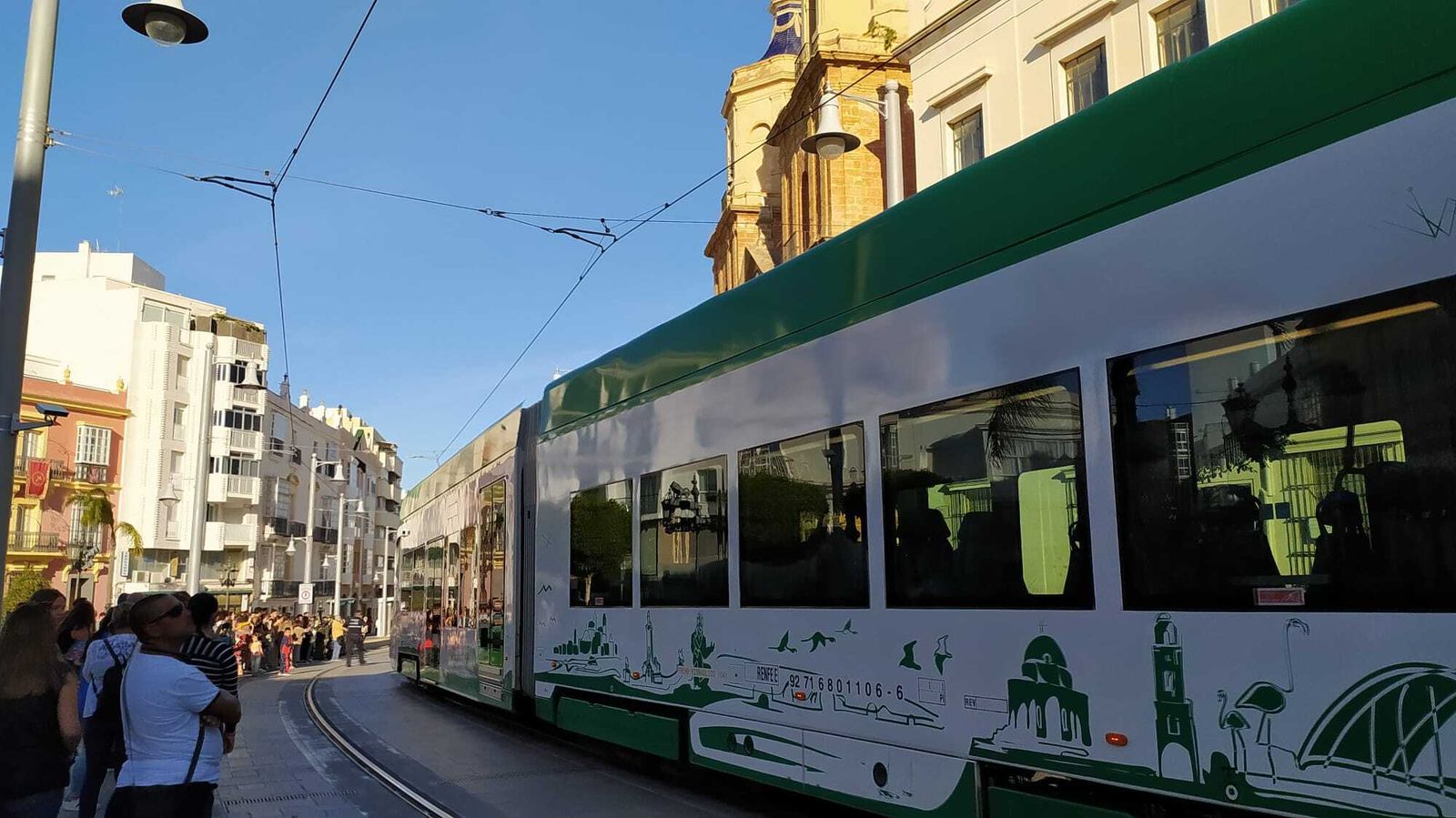 Las imágenes de la Soledad en procesión por las calles de San Fernando
