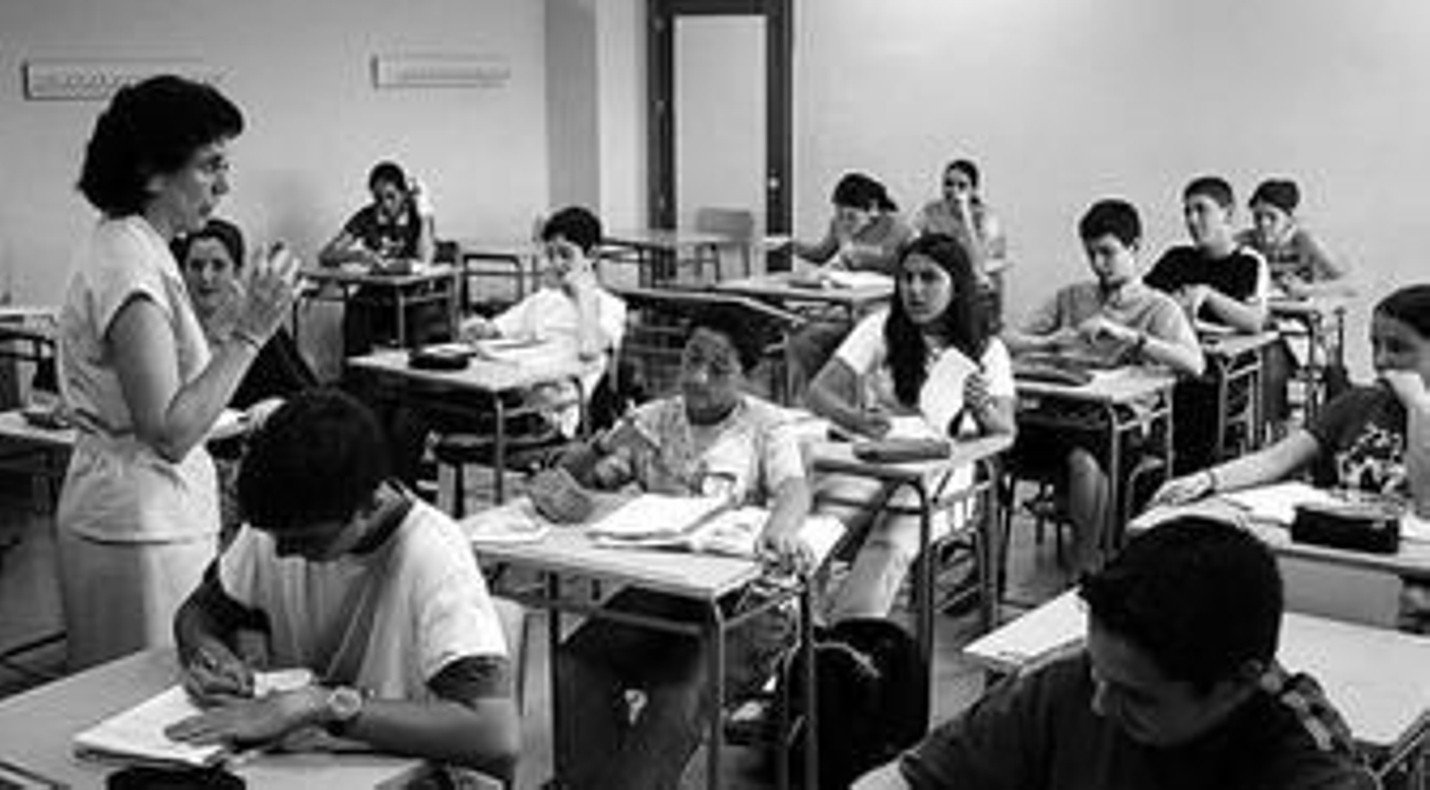 Una profesora imparte clases en un aula de Secundaria de un instituto de Sevilla.