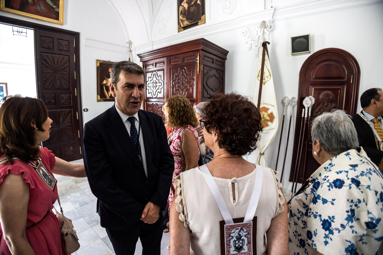 Las imágenes de la función y el besamanos a la Virgen del Carmen en San Fernando