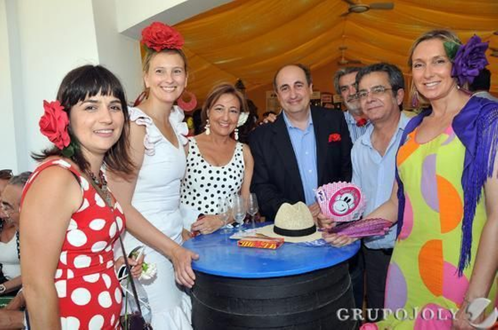 María Antúnez, Paula Llull, Carmen Omist, el doctor Luis Salvador, el pintor Juan Ángel González y Sandra Llull.

Foto: Manuel Aranda