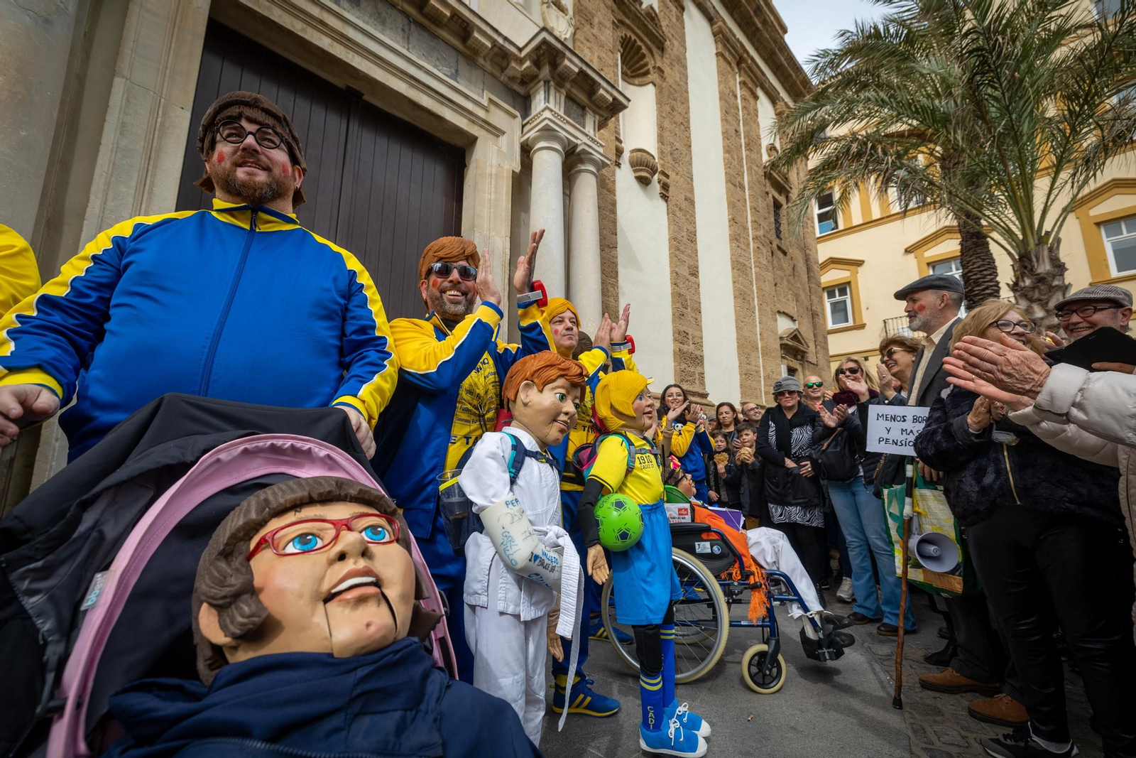 Imágenes del lunes de coros e ilegales del Carnaval de Cádiz 2023