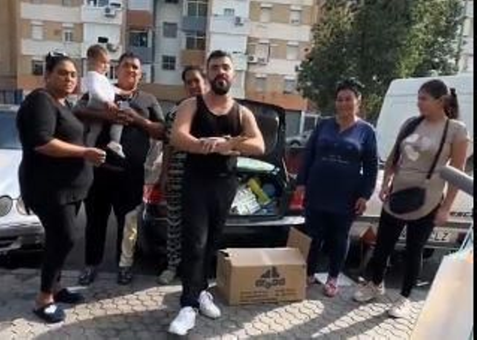 Manuel Jiménez junto a sus vecinos en las Tres Mil Viviendas.