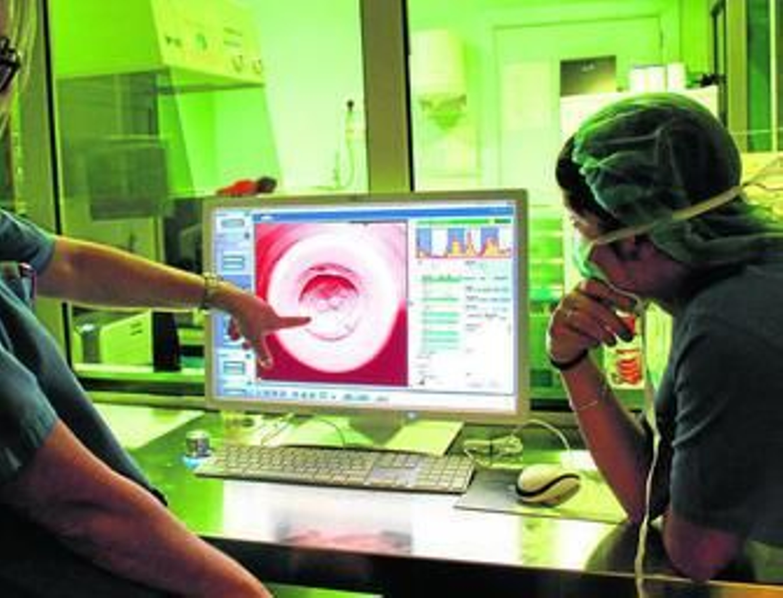 Dos profesionales del Centro Gutenberg observan un embrión.