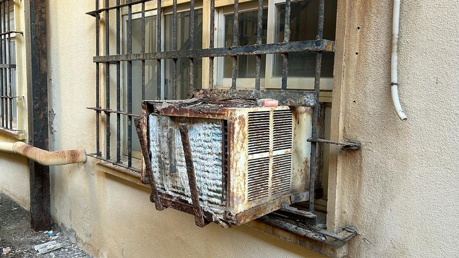 Pésimo estado en el que se encuentra un equipo de aire acondicionado, lo que deja  mucho que desear el aislamiento térmico y optimización energética de la que goza el edificio a día de hoy