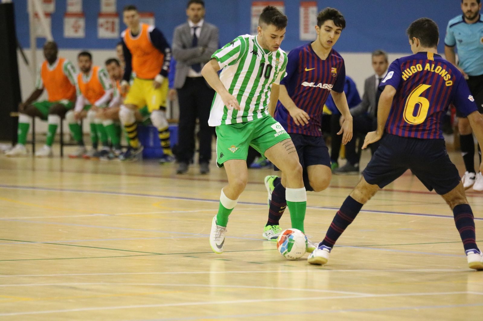 El bético Ivi encara al barcelonista Hugo Alonso.