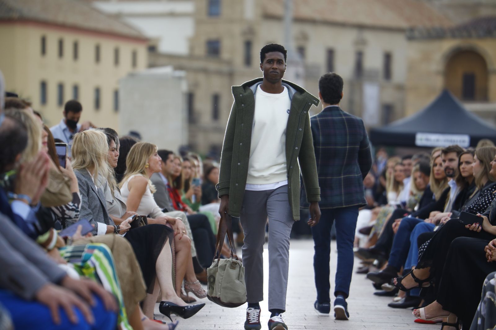 El desfile de Silbon por el Puente Romano de Córdoba, en imágenes