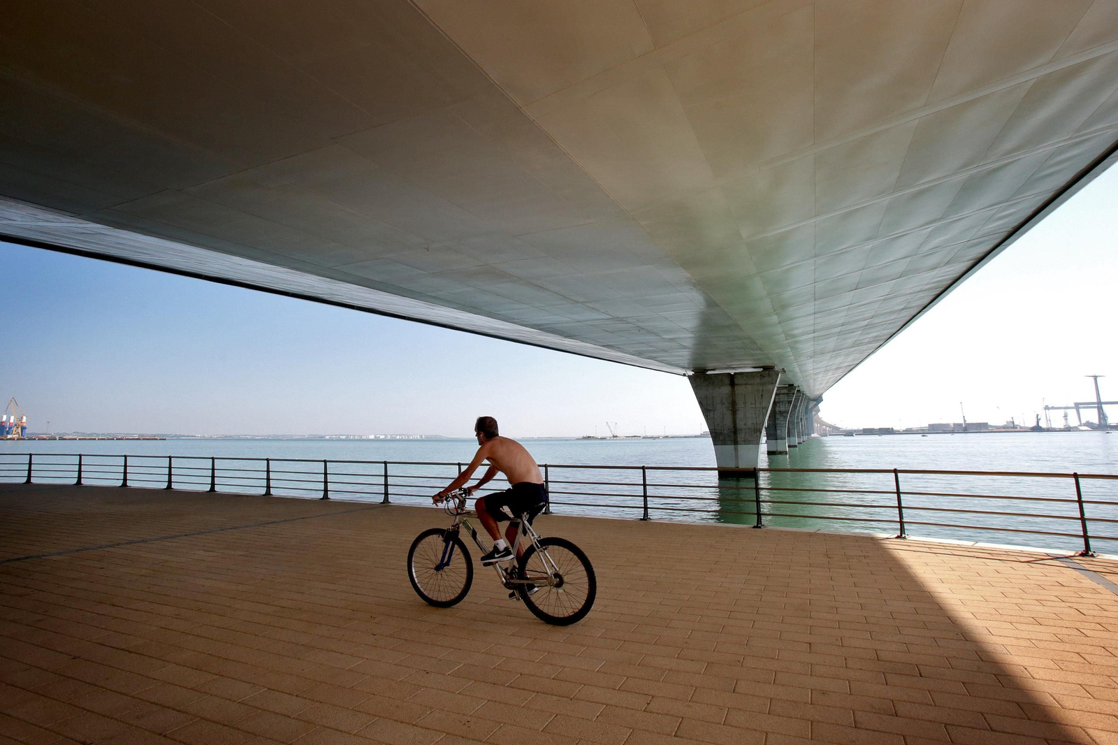En bici bajo el puente de la Constitución.