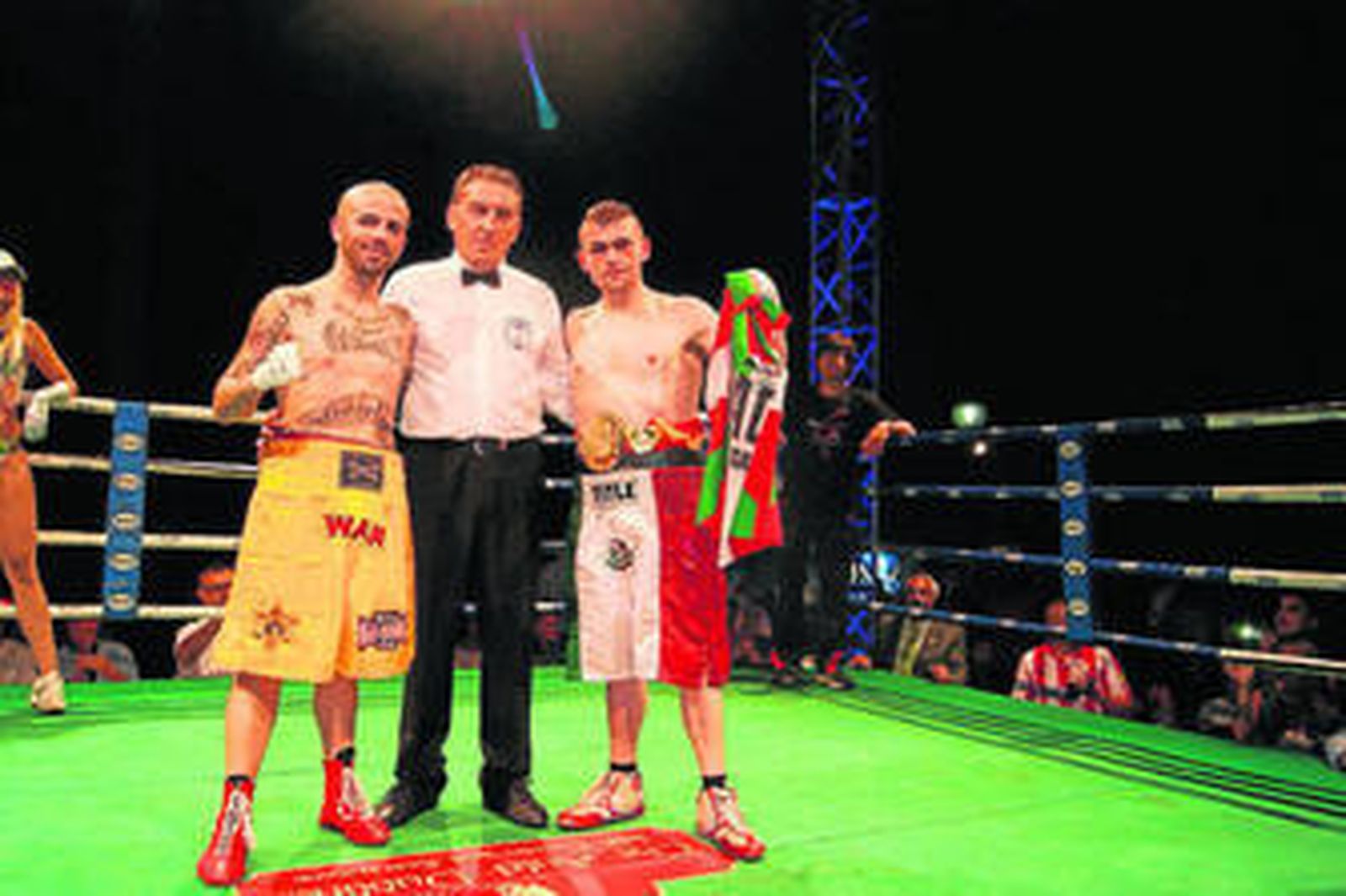 Andoni Gago (derecha) posa con el cinturón de campeón de España pluma junto al árbitro y su rival.
