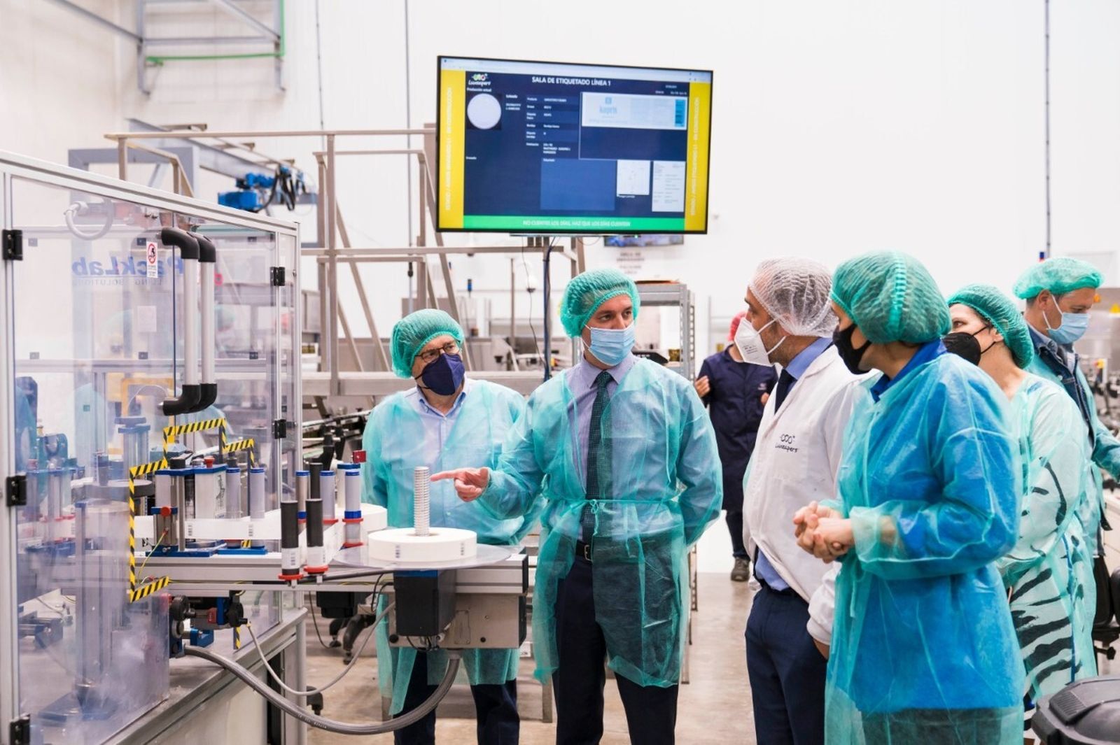 Imagen de archivo de una visita institucional a la empresa Luxeapers.