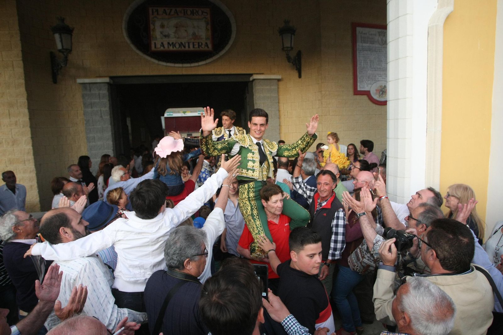 Galván y Escribano salen por la puerta grande de La Montera.