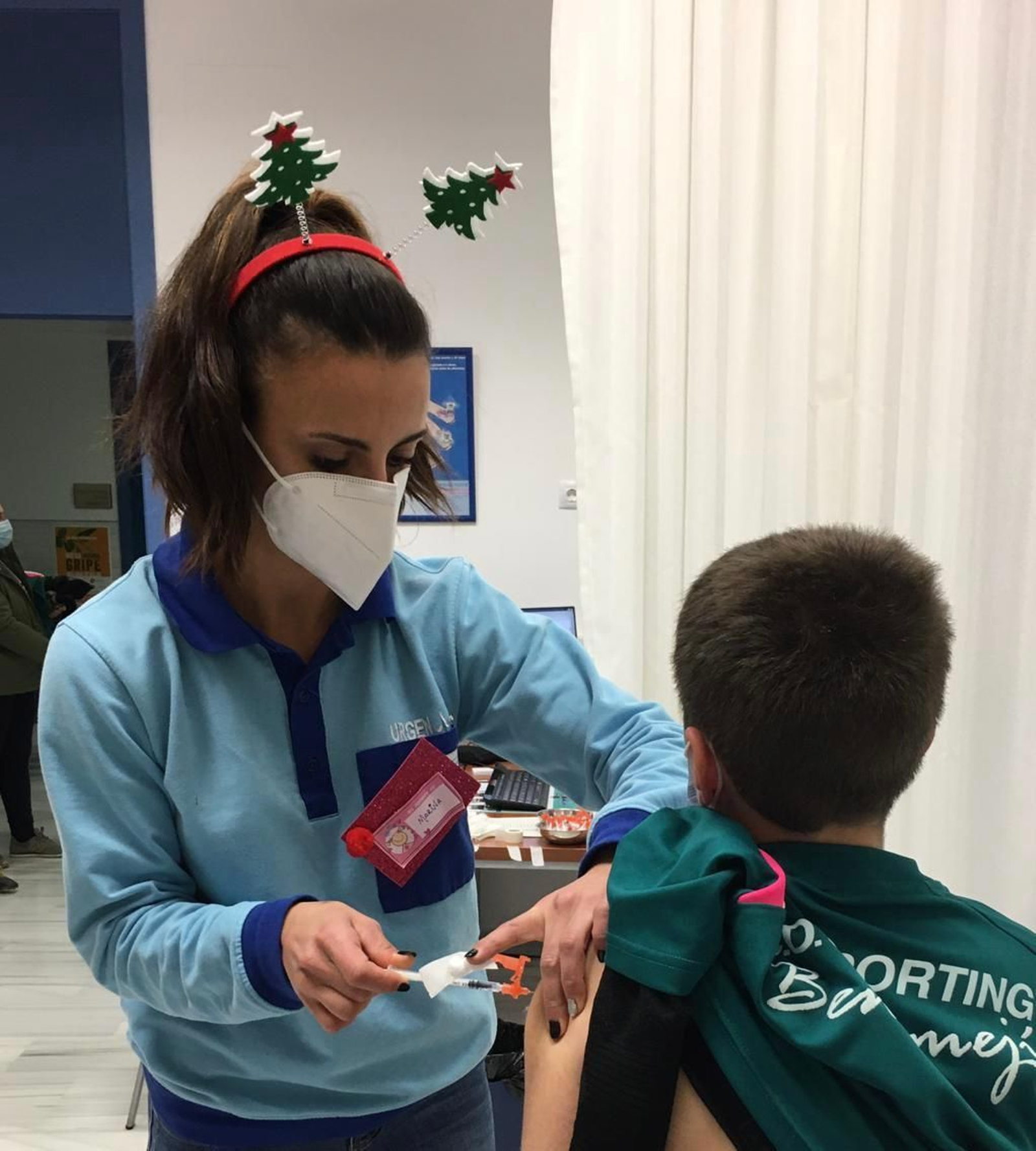 Una enfermera vacuna a un niño, en una imagen de archivo.