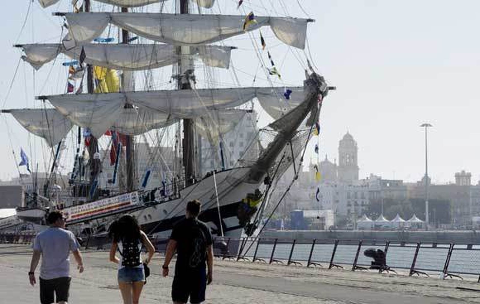 Los primeros barcos atracaron ayer en el puerto de Cádiz. /Joaquín Hernández Kiki