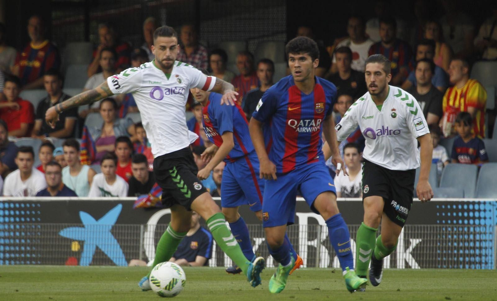 Borja Granero intenta frenar la internada de un jugador del Barcelona B.