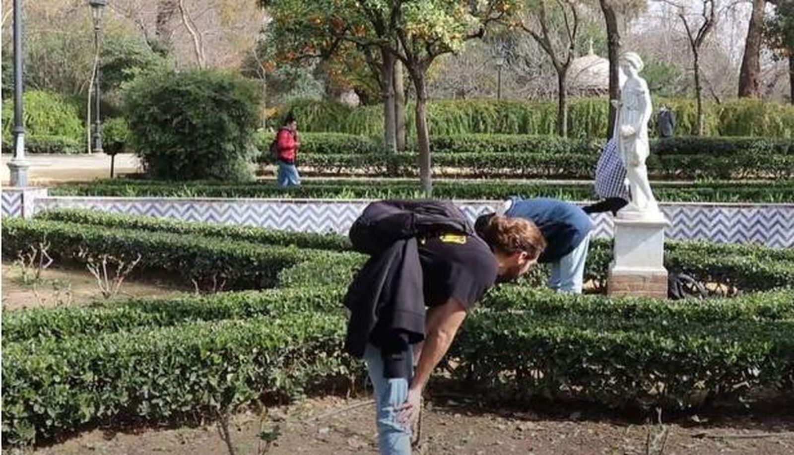 Dos jóvenes participan en la gymkhana del placer de la edición 2022