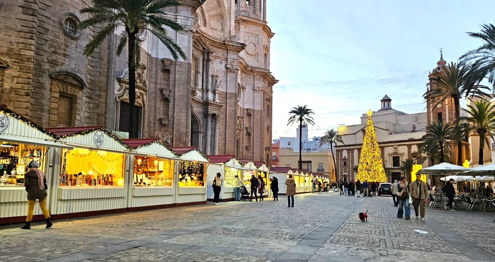 Mercado de artesanía en la plaza de la Catedral