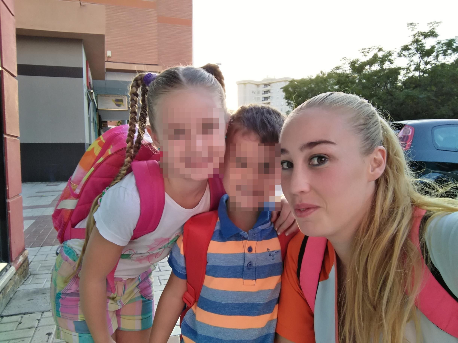 Lorena, con sus dos hijos.