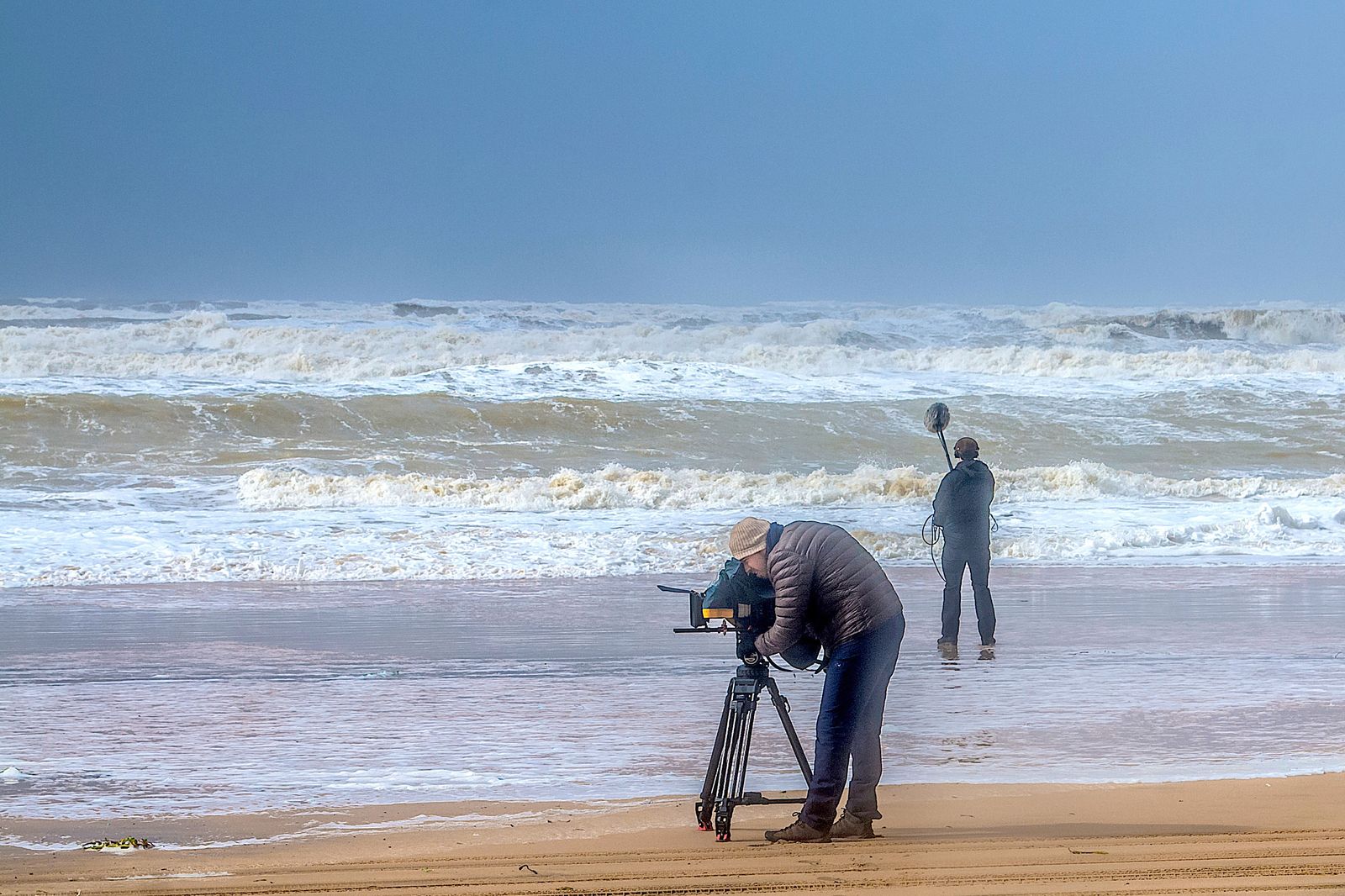 Un cámara del equipo de filmación durante el rodaje del documental en Doñana.