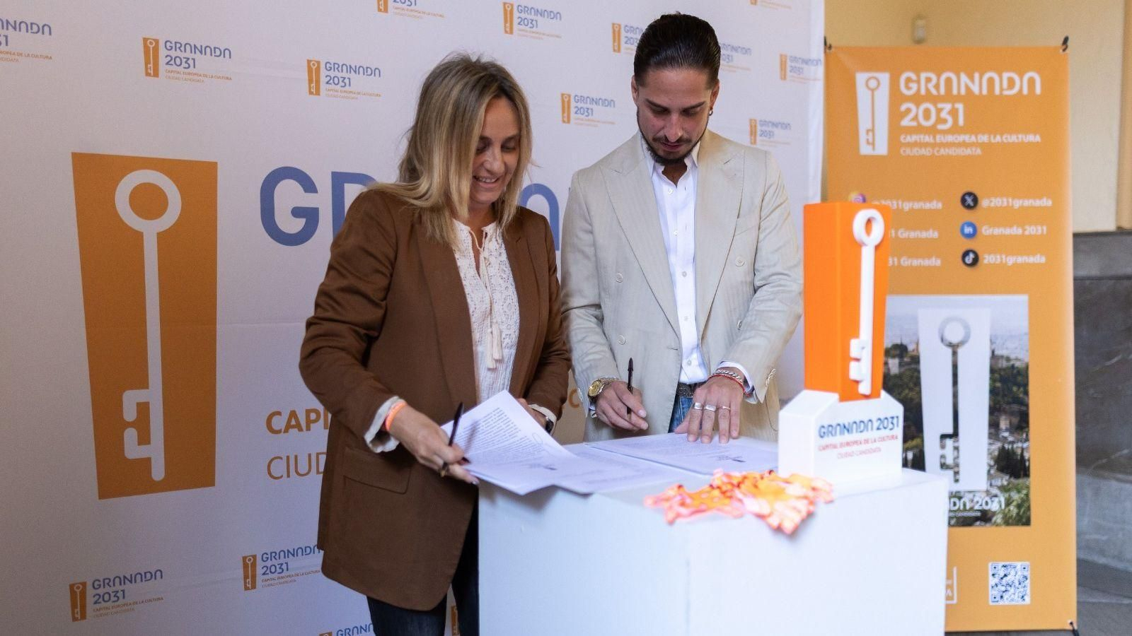 Kiki Morente firma su adhesión a la candidatura de Granada como Capital Europea de la Cultura 2031 junto a la alcaldesa Marifrán Carazo