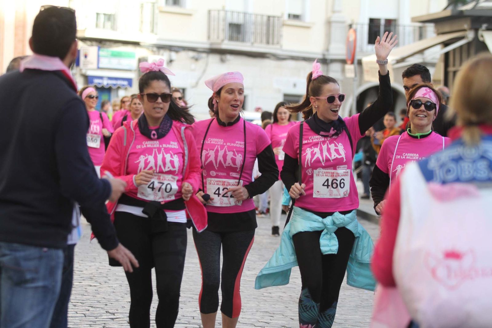 Imágenes de la Carrera contra el cáncer de mama de Huelva.
