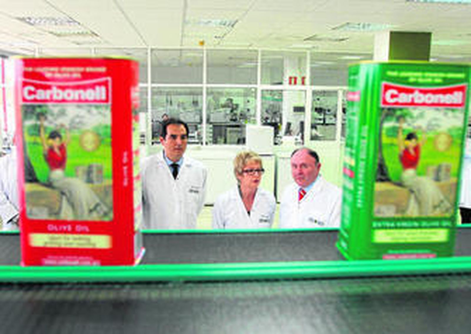El alcalde y la consejera en las instalaciones del nuevo laboratorio de Deoleo.