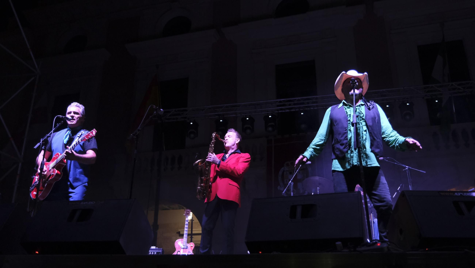 Los Rebeldes ofrecieron el primer concierto de la Feria en la Plaza de la Constitución ante miles de personas. Los Rebeldes ofrecieron el primer concierto de la Feria en la Plaza de la Constitución ante miles de personas.
