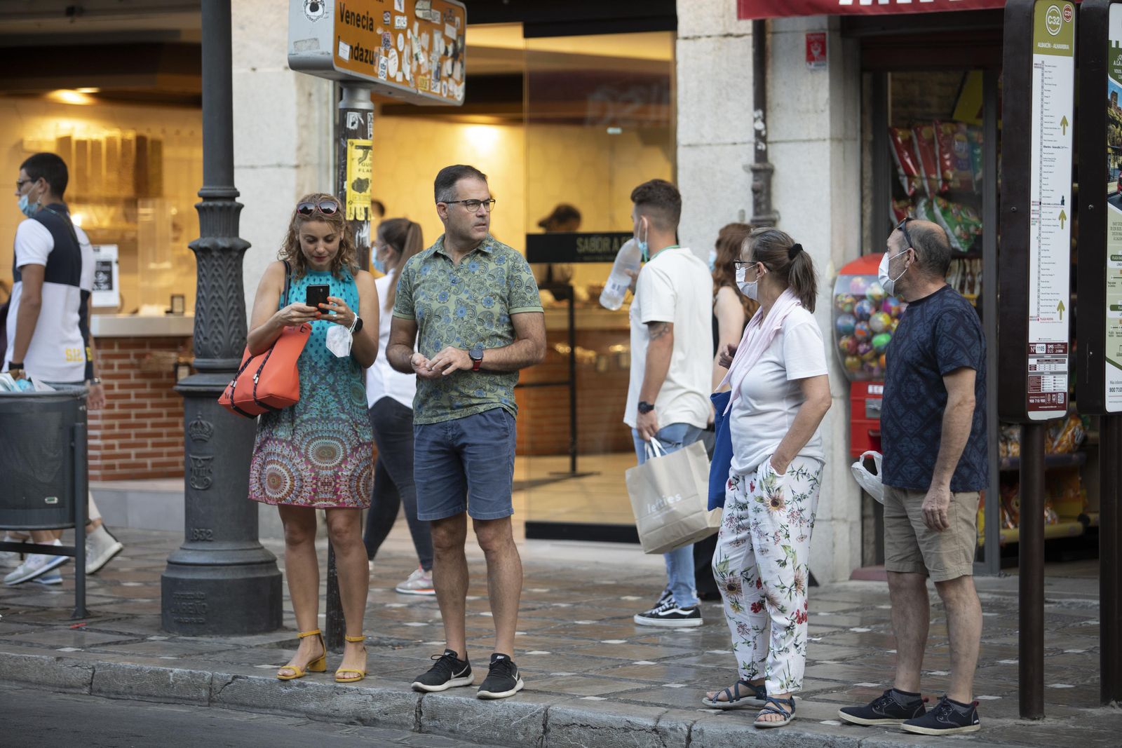 Visitantes y turistas por el Centro de Granada capital.