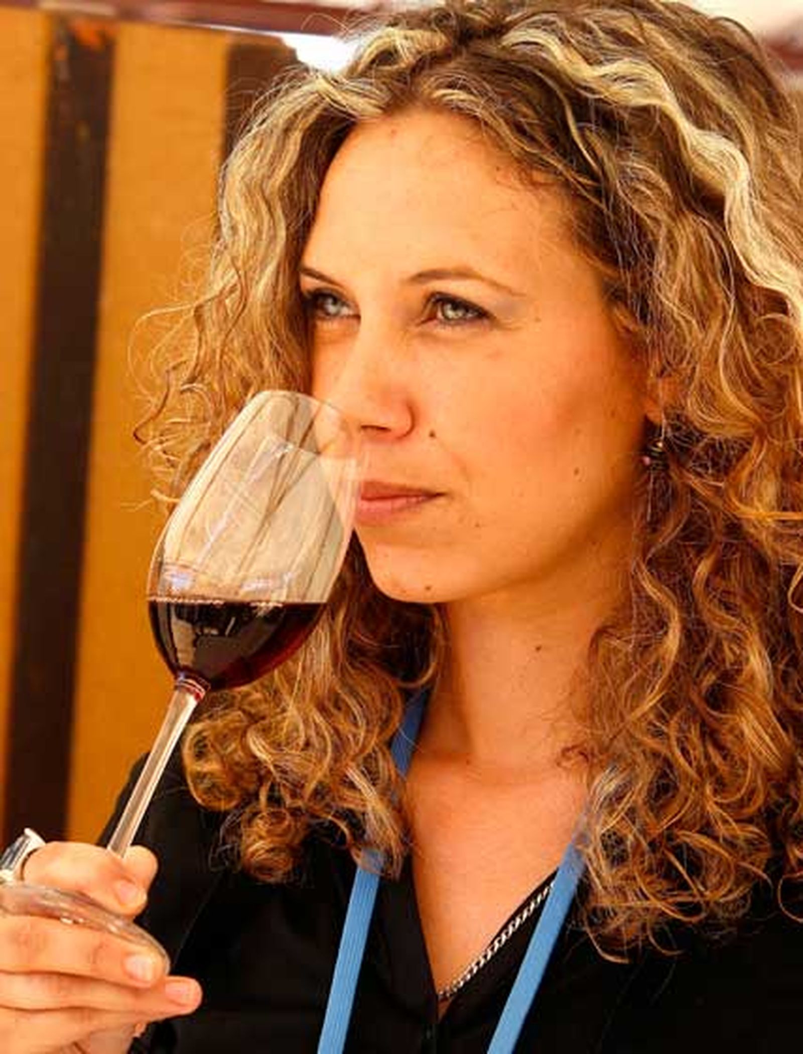 Una azafata del espacio reservado para el concurso de cata a ciegas.

Foto: Pascual