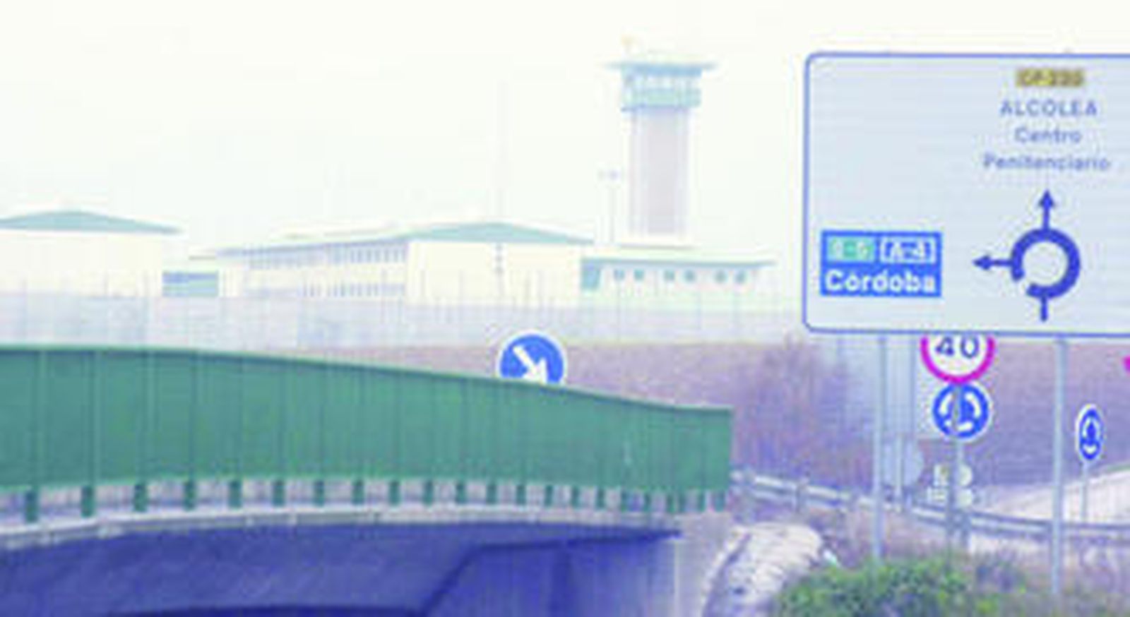 El Centro Penitenciario de Alcolea se muestra impenetrable desde el exterior.
