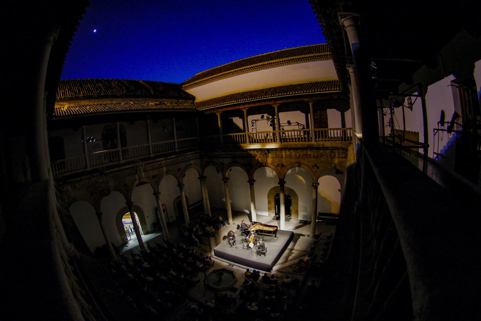 El Trío Arbós con José Luis Estellés en el Patio de los Mármoles.